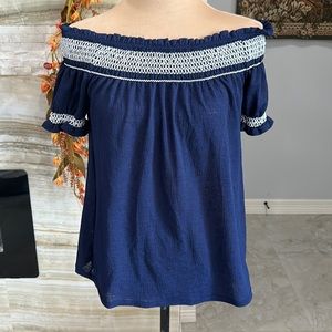 E &‎ M Blue Off Shoulder Top. Size 5-S (239)